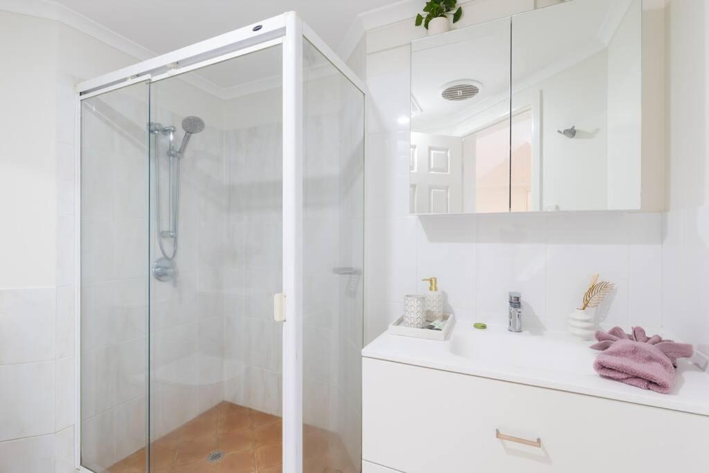 Spacious 2 Bed/2 Bath Garden Aircon Apartment Brisbane
